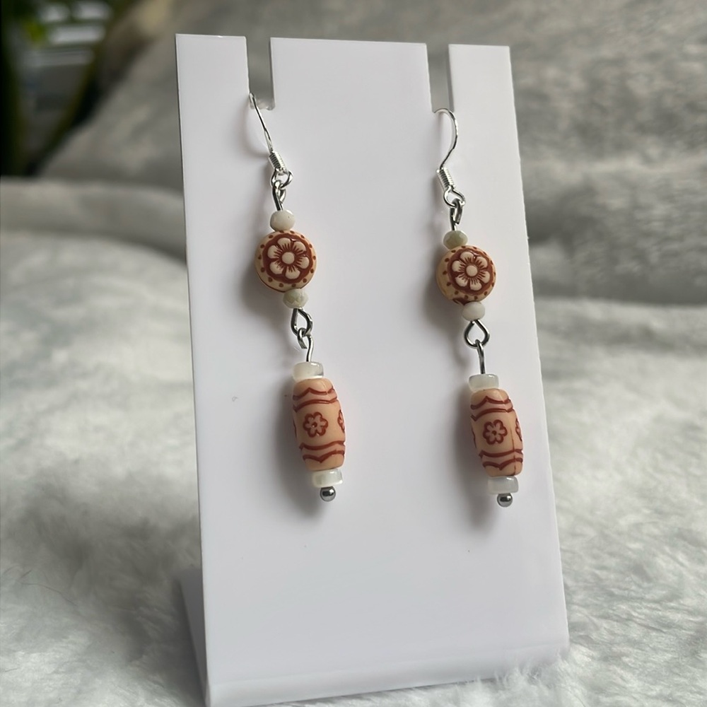 Fun daisy/flower earrings with 925 silver hooks